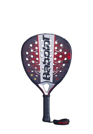 Babolat padelracket med en rund form, mønster i rød og sort, lavet af carbonmateriale, med tekstureret greb og et håndledsrem for sikker håndtering.