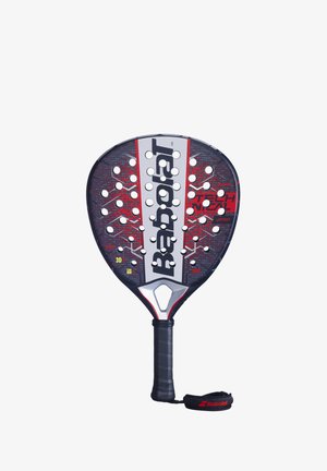 Babolat padelracket med en rund form, mønster i rød og sort, lavet af carbonmateriale, med tekstureret greb og et håndledsrem for sikker håndtering.