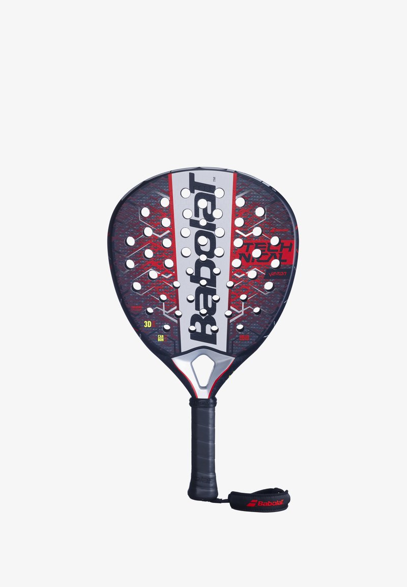 Babolat padelracket med en rund form, mønster i rød og sort, lavet af carbonmateriale, med tekstureret greb og et håndledsrem for sikker håndtering.