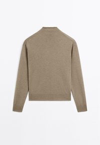 Beige tröja med lång ärm, rund halsringning och sömlösa axlar. Mjuk textur och enkel, minimalistisk design.