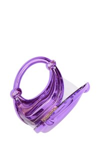 Lila áttetsző kézi táska, ívelt dizájnnal, sima felülettel, arany színű fémrészletekkel és kerek fogantyúval. Biztonságos zárómechanizmussal rendelkezik.