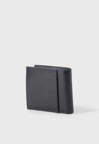 Μαύρο δερμάτινο πορτοφόλι με συμπαγή, διπλωτό σχέδιο. Διαθέτει ομαλή υφή και ελάχιστες ραφές στις άκρες. Κομψή και απλή κατασκευή.