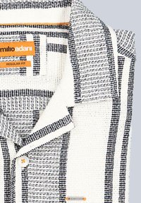 Weißes, strukturiertes Hemd mit schwarzen Streifen, ausgestattet mit einem eingekerbten Kragen, einer Knopfleiste und einem Etikett mit der Aufschrift "Emilio Adani, Regular Fit."