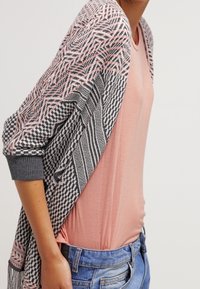 TOM TAILOR DENIM Neuletakki - apricot