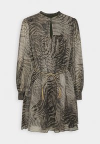 Abito a maniche lunghe in tessuto trasparente e stampato, con un motivo simile a zebre verde e nero, dotato di scollatura a chiave e vita legata in evidenza.