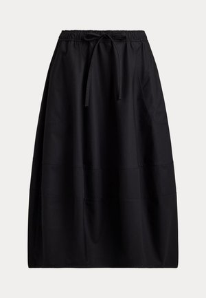 Černá midi sukně s elastickým pasem a stahovací šňůrkou, s jemnými vertikálními a horizontálními švovými detaily.