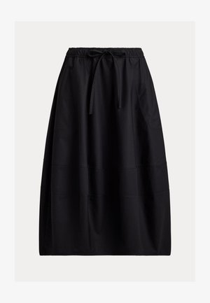 Juoda midi sijonas su elastinga juosmens juosta ir raišteliu, pasižymintis subtiliomis vertikaliomis ir horizontaliomis siūlių detalėmis.