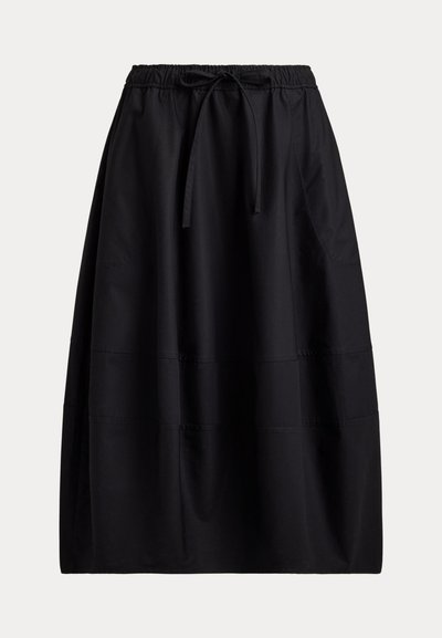 Μαύρη midi φούστα με ελαστική μέση και κορδόνι, με διακριτικές κάθετες και οριζόντιες ραφές ως λεπτομέρειες.