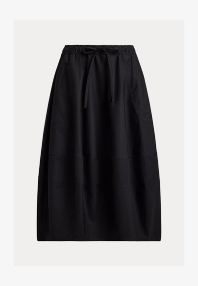 Μαύρη midi φούστα με ελαστική μέση και κορδόνι, με διακριτικές κάθετες και οριζόντιες ραφές ως λεπτομέρειες.