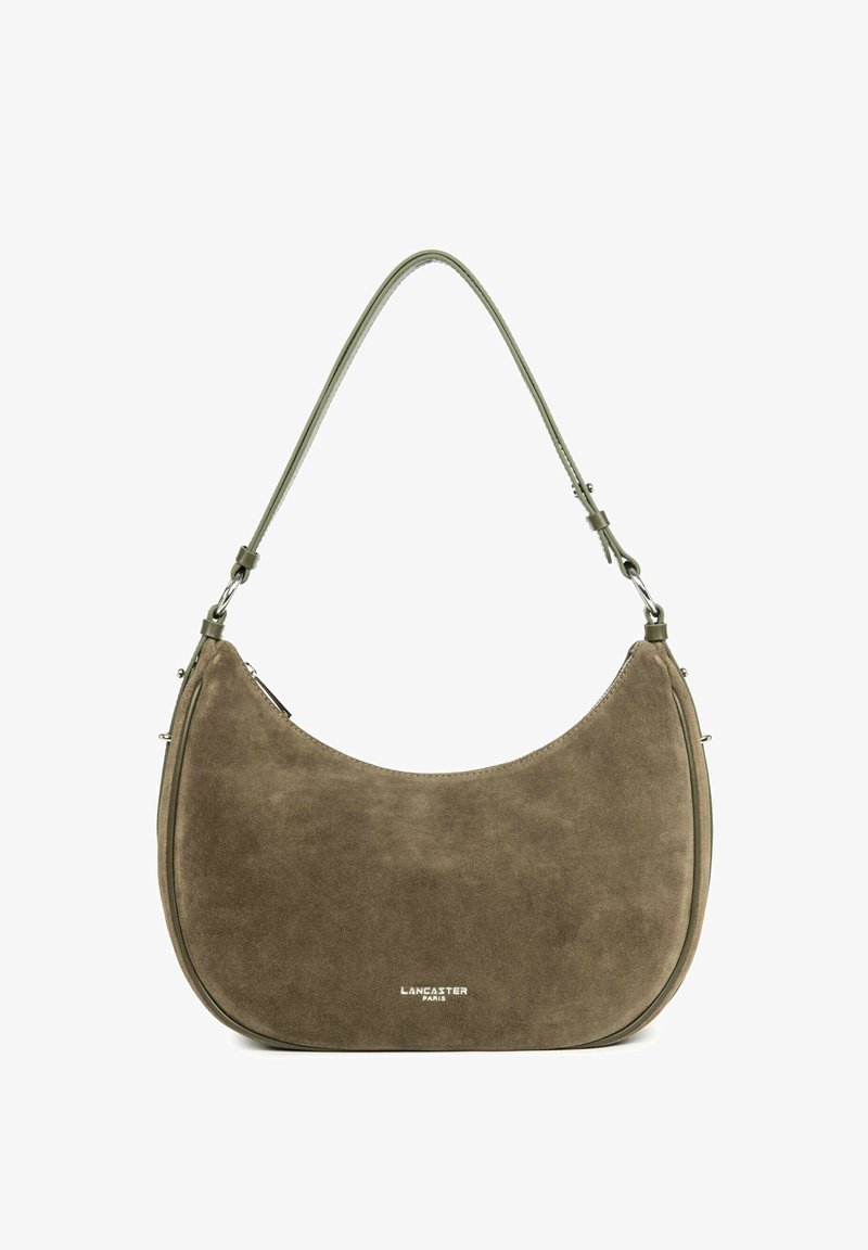 Sac à main croissant en daim marron avec bandoulière réglable et fermeture éclair argentée, marquage visible au centre avant.