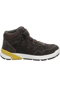 Brązowe zamszowe sneakersy typu high-top z siateczkowymi akcentami, białą podeszwą pośrednią, żółtym gumowym obcasem i kontrastującymi szwami. Posiadają sznurowanie oraz rzep.