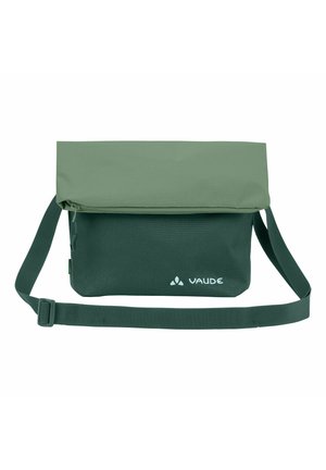 Bolsa de hombro Vaude bicolor verde con correa ajustable y solapa superior plegable, logo frontal visible.