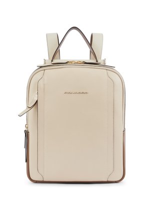 Beige rechthoekige leren rugzak met gouden ritsen, bovenhandvat, gevoerde schouderbanden en merknaam geperst op het voorpaneel.