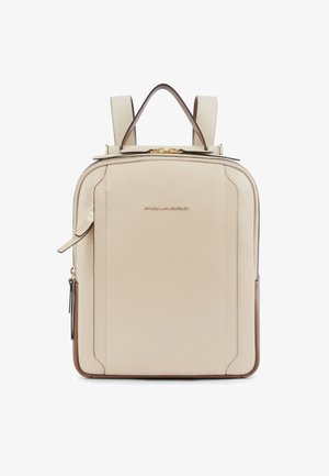 Beiger rechteckiger Leder-Rucksack mit goldfarbenen Reißverschlüssen, Tragegriff oben, gepolsterten Schultergurten und auf der Vorderseite eingeprägtem Markennamen.