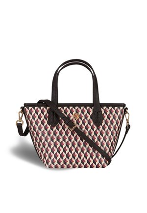 Sac à main à imprimé géométrique multicolore avec deux anses noires, bandoulière amovible et accents en métal doré. Détails en cuir texturé.