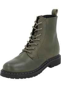 Stivali alla caviglia in pelle verde oliva con suola in gomma nera, punta rotonda e design con lacci, caratterizzati da occhielli e dettagli di cucitura coordinati.