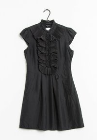 Schwarzes Kleid mit einem plissierten Rüschendetail an der Vorderseite, kurzen Cap-Ärmeln, einem Knopfverschluss und zwei Seitentaschen.