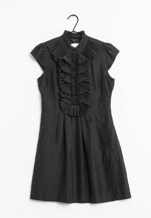 Schwarzes Kleid mit einem plissierten Rüschendetail an der Vorderseite, kurzen Cap-Ärmeln, einem Knopfverschluss und zwei Seitentaschen.