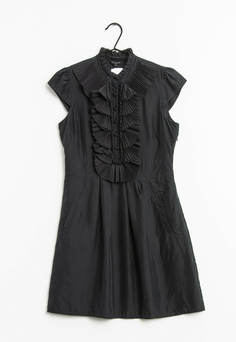 Schwarzes Kleid mit einem plissierten Rüschendetail an der Vorderseite, kurzen Cap-Ärmeln, einem Knopfverschluss und zwei Seitentaschen.