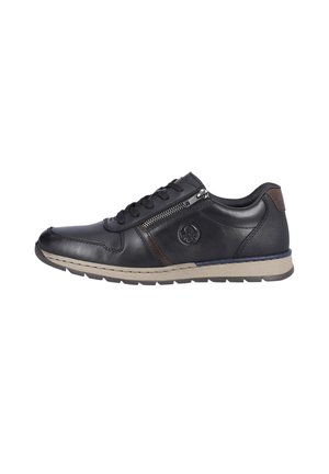 Basket en cuir noir avec profil bas, présentant un système de laçage, une fermeture éclair sur le côté, des accents beige et un détail de talon texturé. Semelle légère.