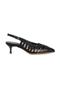 Scarpa slingback in pelle nera con design a intagli, punta affusolata, tacco basso e cinturino regolabile con fibbia. Texture liscia e minimi dettagli.