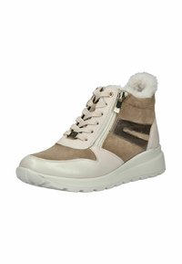 Sneaker alta in suede beige e taupe con dettagli metallici, caratterizzata da un sistema di lacci frontali, cerniera laterale e colletto in pelliccia morbida.