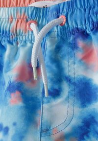 Costume da bagno a tinta unita blu e rosa con vita elastica, cordino bianco e estremità in plastica; include dettagli di cucitura visibili.