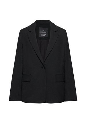 Czarna, dopasowana marynarka z pojedynczym zapięciem na guzik, klapami z wycięciem i kieszeniami z patkami, oznaczona marką Pull&Bear, pokazana na białym tle.