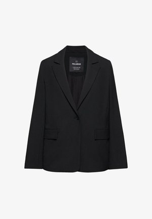 Schwarzer taillierter Blazer mit Ein-Knopf-Verschluss, Revers mit Kerbe und Pattentaschen, mit dem Etikett Pull&Bear, auf weißem Hintergrund dargestellt.
