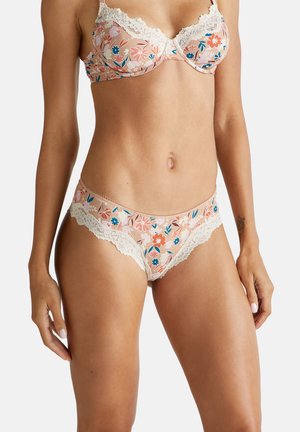 Bloemdruk lingerie set met een lichtroze basis, bloemenpatronen in blauw en oranje, en witte kantafwerking op de bh en slip.