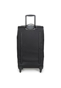 Zwarte koffer op wielen met een gestructureerde buitenkant, een uitschuifbare handgreep en soepele wielen voor mobiliteit. Kenmerkt verticale accentlijnen aan de voorkant.