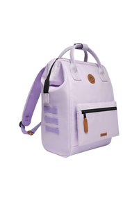 Lila Rucksack mit modernem Design, strukturiertem Stoff, Tragegriffen, verstellbaren Riemen und einer vorderen Reißverschlusstasche mit Lederakzent.