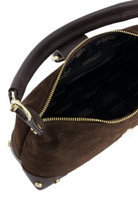Sac à main en daim marron avec une poignée en cuir texturé, une fermeture éclair dorée et un intérieur présentant un motif de logo. Comprend des accents métalliques.