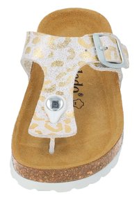 Sandal in pelle bianca con stampa leopardata oro metallica, dotata di una fibbia argento, suola in sughero e una soletta marrone testurizzata.