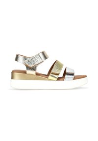 Sandalias de plataforma metálicas con tres tiras en acabados plateado, dorado y bronce. Cuentan con una gruesa suela blanca y una plantilla acolchada marrón.