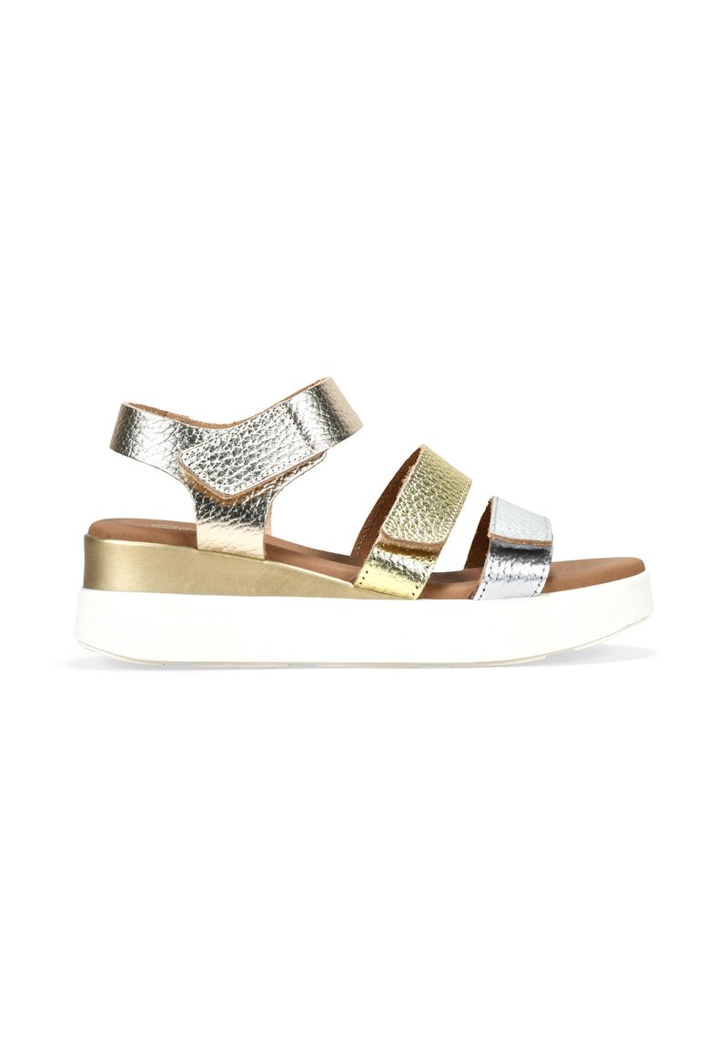 Sandalias de plataforma metálicas con tres tiras en acabados plateado, dorado y bronce. Cuentan con una gruesa suela blanca y una plantilla acolchada marrón.