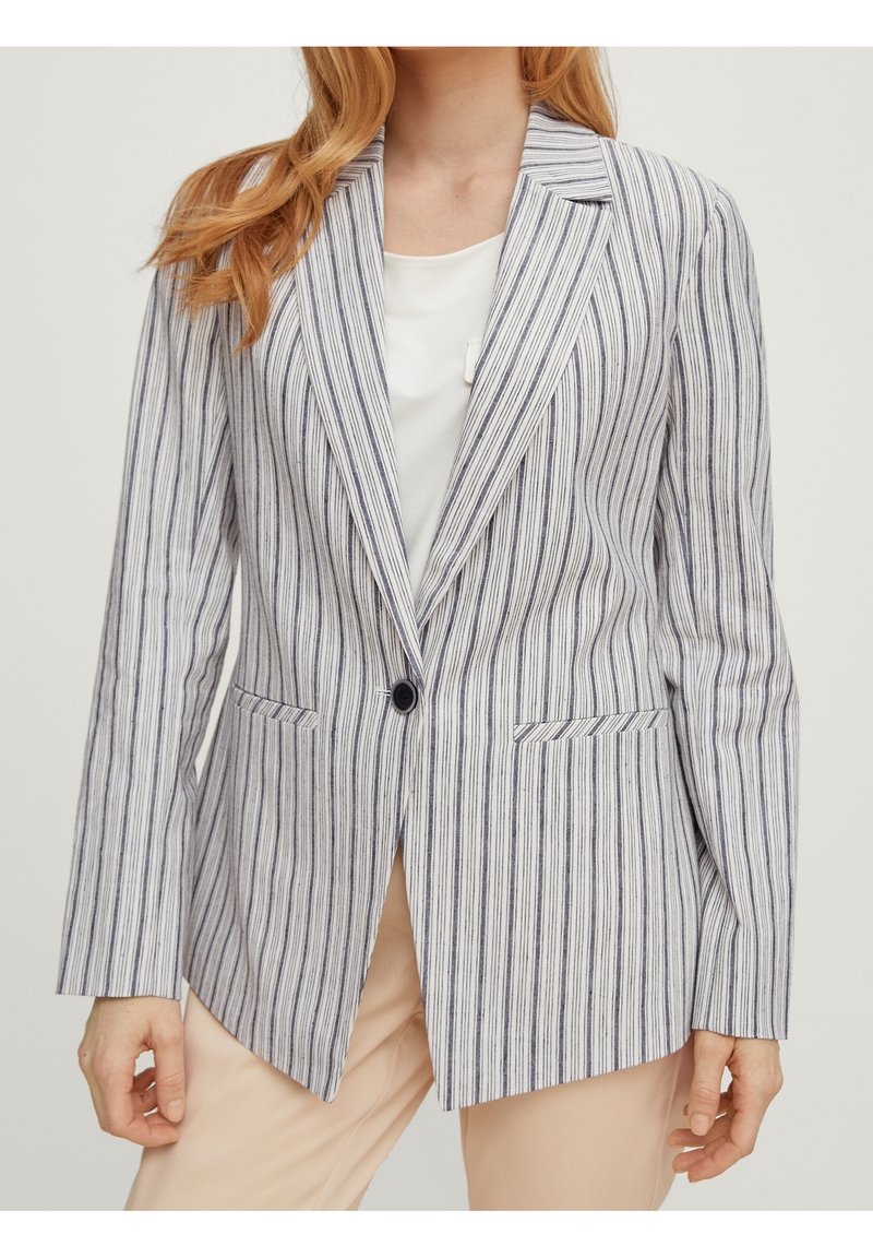 Blazer a rayas en tonos crema y navy, cierre de un botón, solapas de muesca, dos bolsillos frontales y ajuste entallado con tejido texturizado.