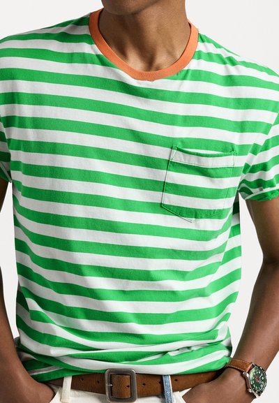 Tricou în dungi verzi și albe, cu un guler portocaliu, având un buzunar pe partea stângă. Material din bumbac, croială lejeră.