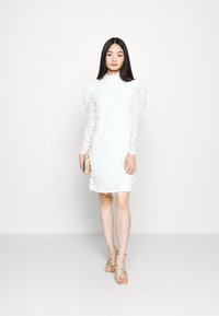 YAS Petite YASBEATE LS DRESS - CELEB - Oblečenie na špeciálnu príležitosť - star white
