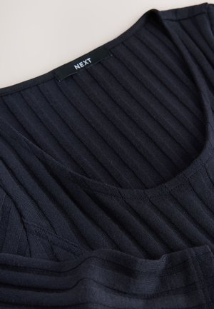 Juodas riboto audinio viršus su apvalia iškirpte ir plonomis petnešėlėmis, kaklo iškirptėje su „NEXT“ etikete. Lygus audinys su struktūrinėmis linijomis.