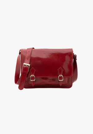 Borsa a messaggero in pelle rossa con finitura lucida, tracolla regolabile e due fibbie argentate sul davanti per una chiusura sicura.