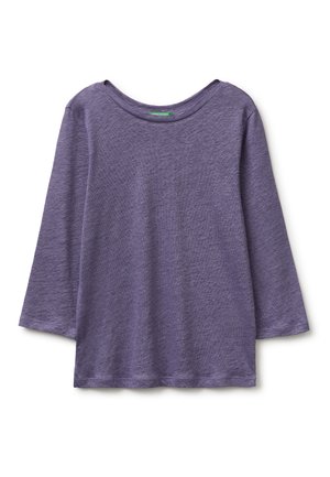 Fioletowa koszulka z długim rękawem i okrągłym dekoltem, wykonana z miękkiego, lekko teksturowanego materiału, ułożona płasko na białym tle.