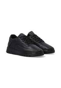 Czarne skórzane sneakersy z okrągłym noskiem, sznurowanym zapięciem i gumową podeszwą, charakteryzujące się teksturowanym wykończeniem i grubymi, żłobionymi krawędziami.