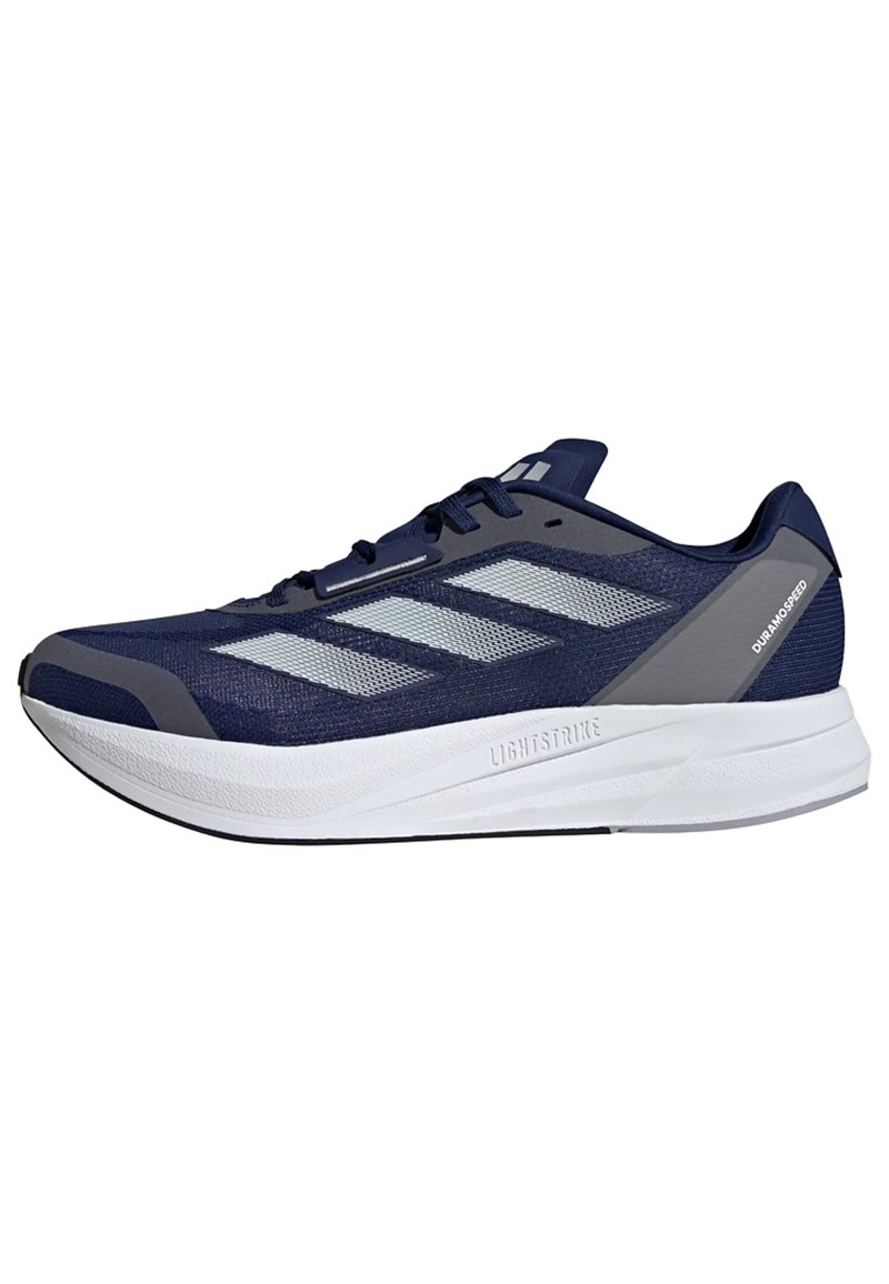 Scarpa da corsa navy con tomaia in mesh, accenti grigi riflettenti e tre strisce bianche. Presenta una spessa intersuola bianca etichettata "LIGHTSTRIKE."