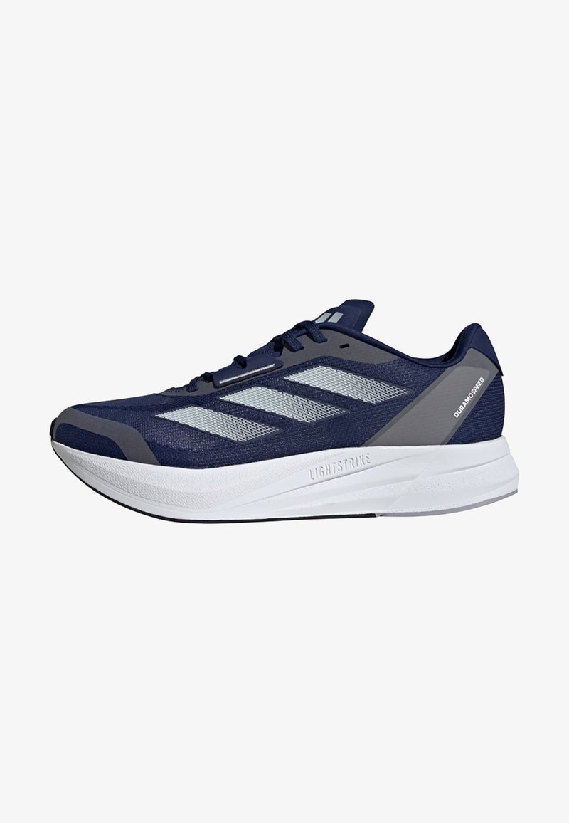 Zapatilla de correr de color navy con parte superior de malla, acentos grises reflectantes y tres rayas blancas. Presenta una suela intermedia gruesa de color blanco etiquetada como "LIGHTSTRIKE."