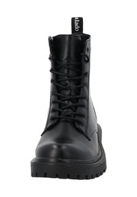 Stivale da combattimento in pelle nera con allacciatura, suola spessa e scanalata e linguetta con marchio sul retro, visto frontalmente.