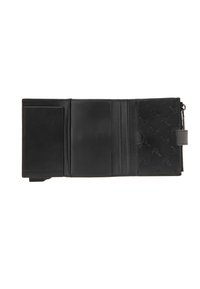 Portafoglio in pelle nera con una superficie liscia e un interno testurizzato con motivi in rilievo. Include scomparti per carte e una tasca con zip.