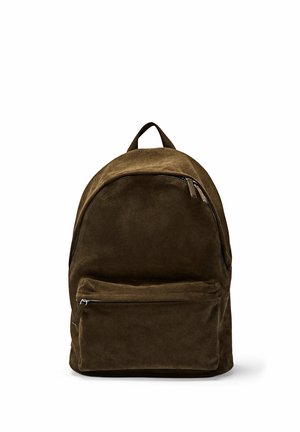 Sac à dos en daim marron foncé avec une poche avant zippée et une poignée de transport supérieure, présenté sur un fond blanc.