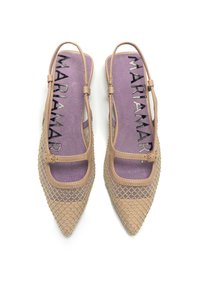 Helle beige Slingbacks mit spitzem Zehenbereich, Mesh-Muster und verstellbarem Riemen. Lila Innensohle mit eingeprägtem "MARIAMART".