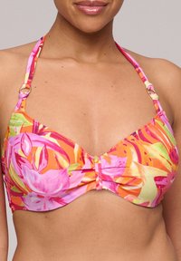 Värikäs bikinitoppi, jossa on kukkakuosiset pinkki, oranssi ja vihreä, säädettävillä hihnoilla ja metallisilla yksityiskohdilla olkapäillä.